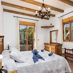 Bonifacio Villa *